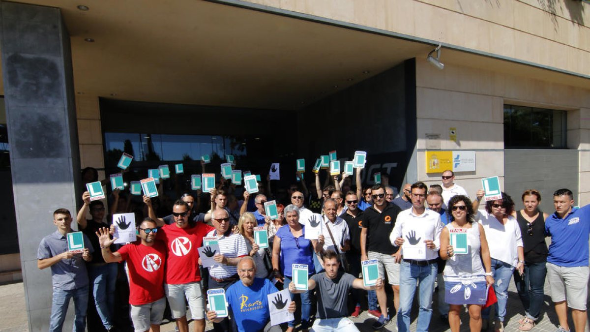 Imagen de una concentración de autoescuelas el pasado julio ante la sede de la DGT en Lleida. 