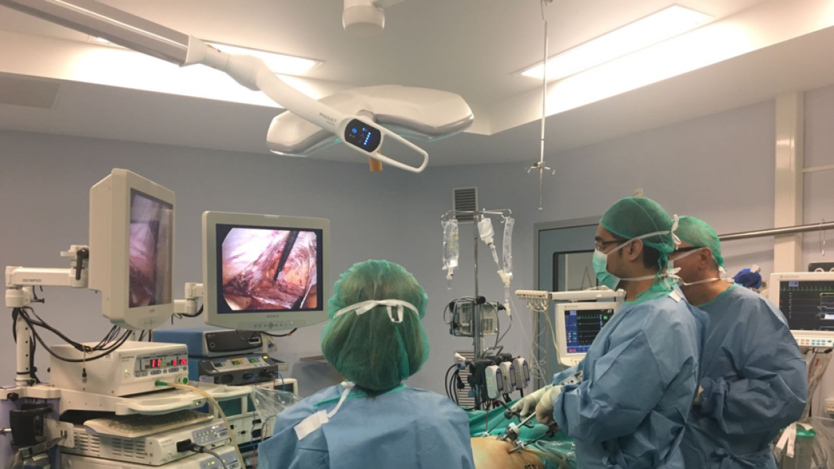 Imagen de archivo de profesionales practicando una intervención quirúrgica.