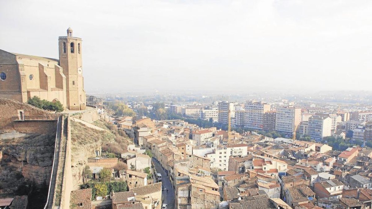 Vista general del centro histórico de la capital de la Noguera, donde están las barracas en la parte alta.