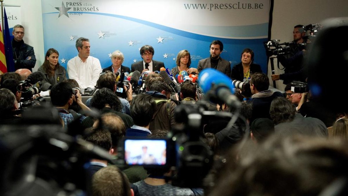 La masiva rueda de prensa de Puigdemont y seis miembros de su Govern.