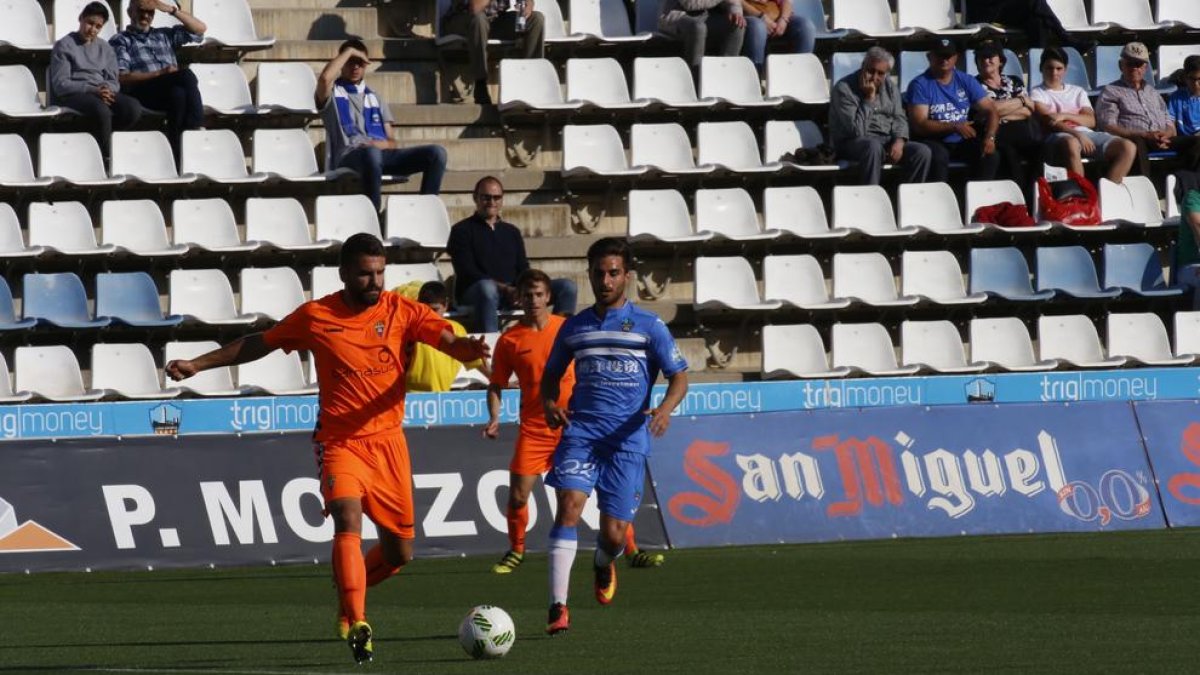 Carlos Doncel, en una acción durante un partido de la pasada temporada en el Camp d’Esports.