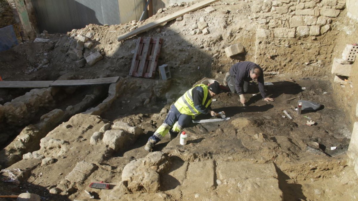 Segueixen les excavacions arqueològiques a l’antic barri jueu