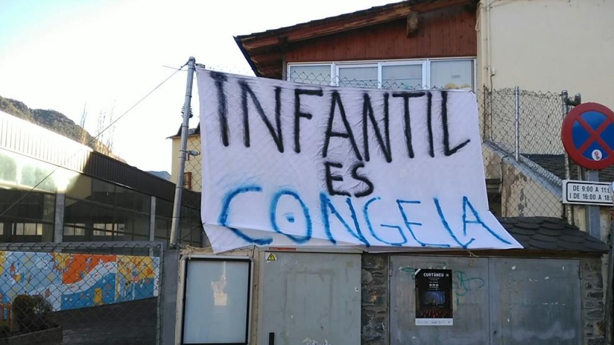 Una pancarta de protesta en el colegio de Ribera de Cardós.