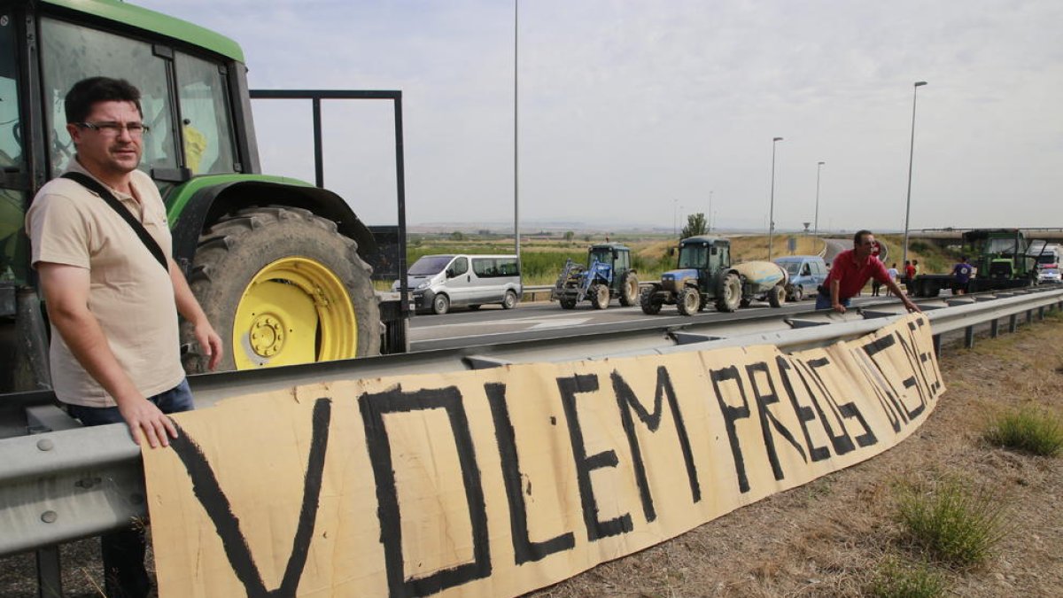 “Volem preus dignes” rezaba este cartel en la protesta de los agricultores el viernes en Soses.