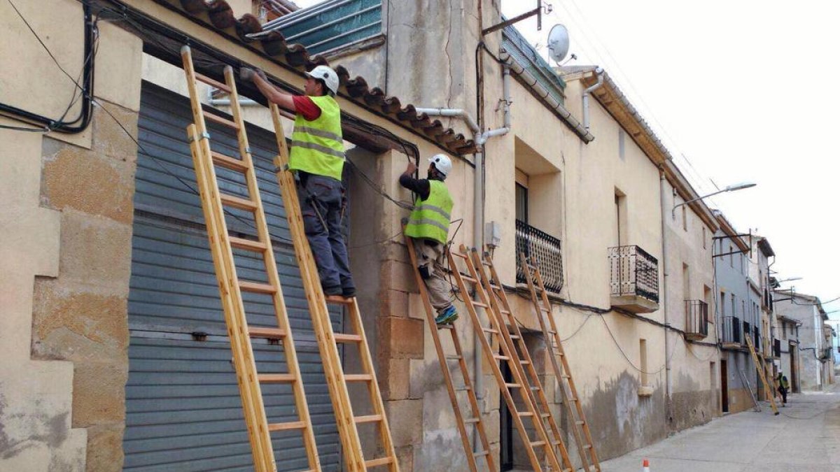 Instalación de fibra en una población de Lleida.