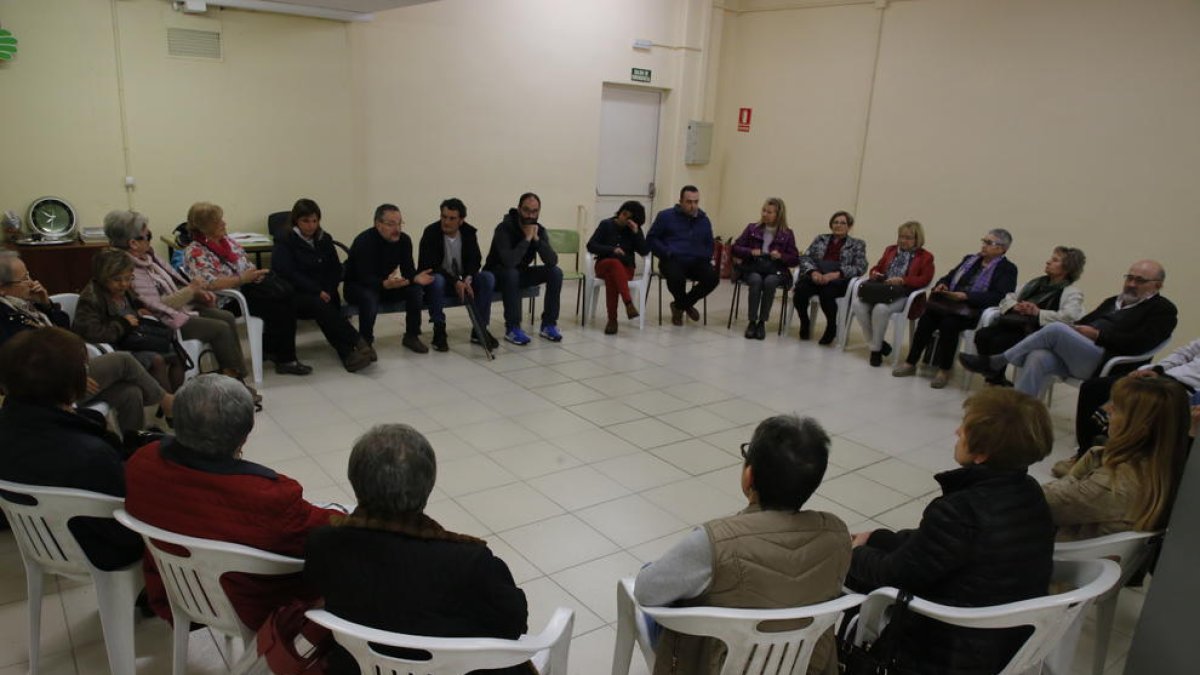 La asamblea tuvo lugar ayer en el local de la plaza del Clot.