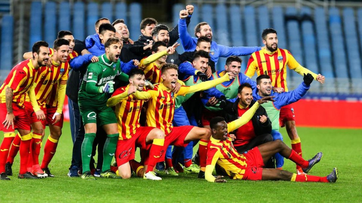 Els jugadors del Lleida celebren la seua classificació als vuitens de la Copa.