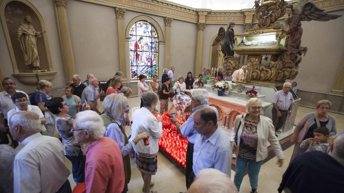 Muchos peregrinos hicieron los Tres Tombs a las reliquas del santo dentro del santuario. 