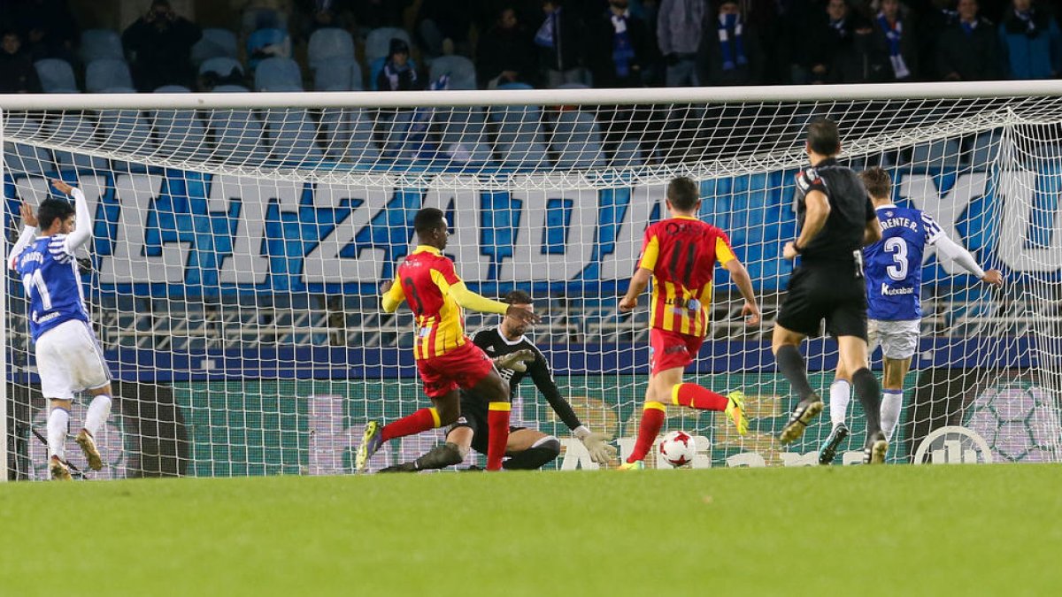 La jugada en la qual el porter donostiarra va fer caure Mousa i va donar pas al penal del 2-2.
