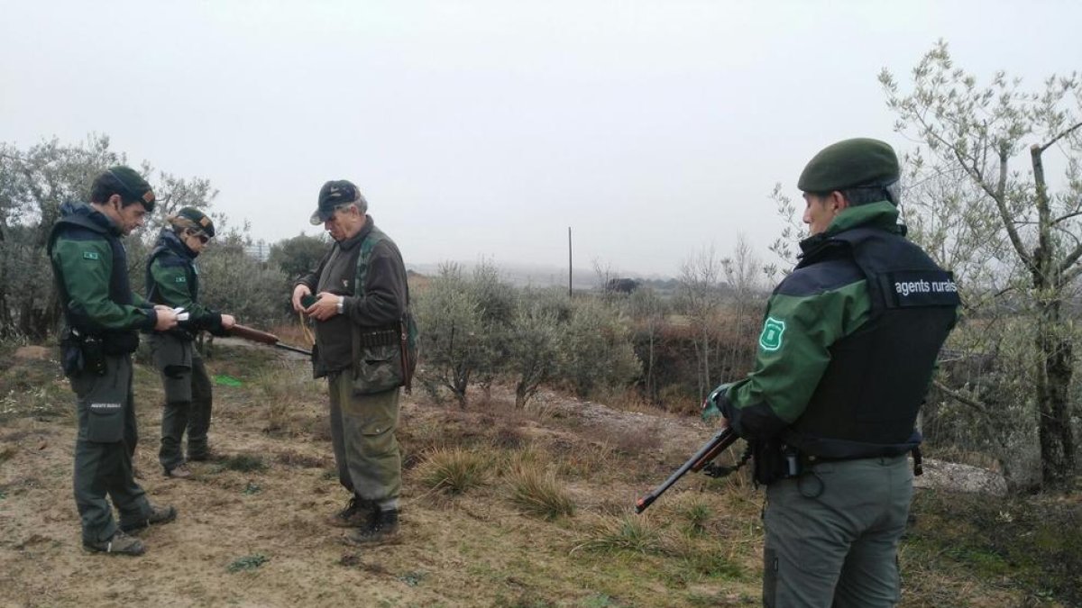 Agentes Rurales patrullando con chalecos antibalas tras el doble crimen de Aspa. 