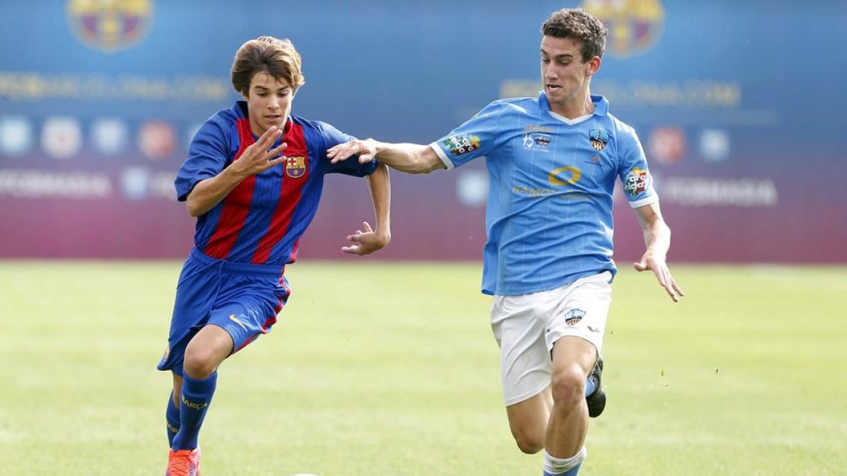Marc Resa, en un partit de juvenils davant del Barça.