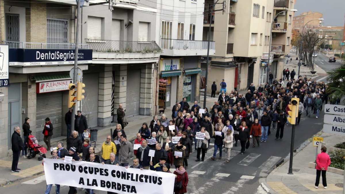 La movilización de los vecinos ayer a su paso por la avenida Artesa en el barrio de la Bordeta.  