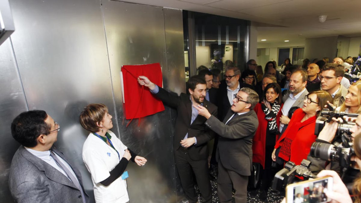 Antoni Comín, amb l’alcalde i altres representants polítics i sanitaris, va presidir ahir la inauguració del nou CAP.