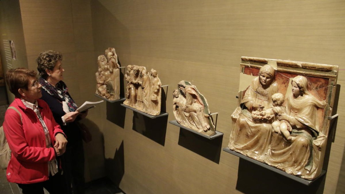 Visitantes el año pasado en el Museu de Lleida ante 4 fragmentos de retablo de alabastro de Sigena.