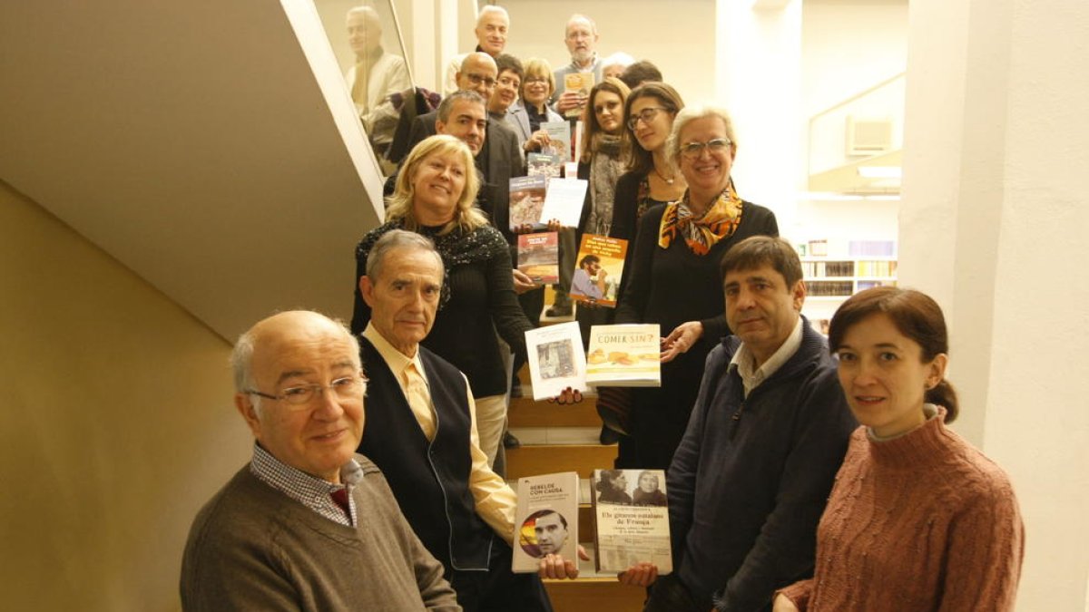 Autores y sus novedades, junto a los editores Lluís y Eulàlia Pagès.
