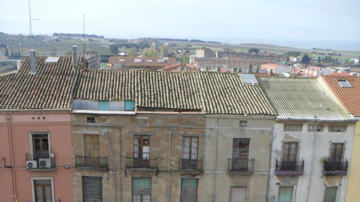 Fachadas de los dos edificios, junto a la casa consistorial.