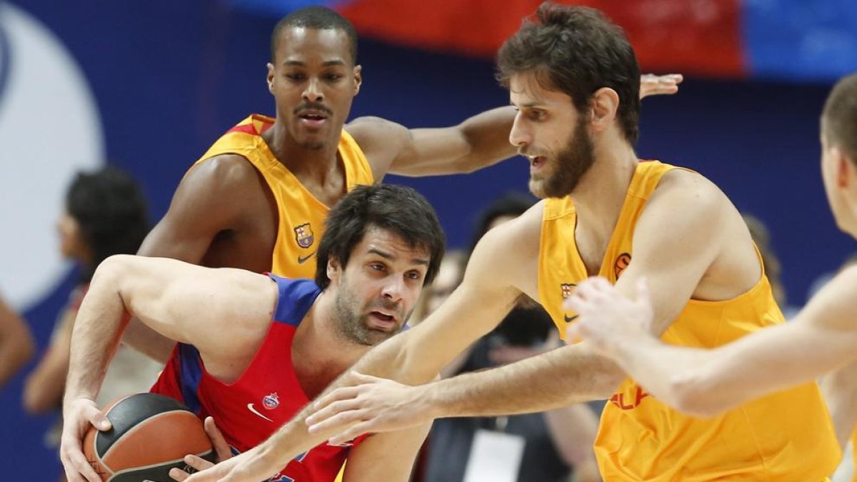 Milos Teodosic intenta superar la defensa barcelonista.