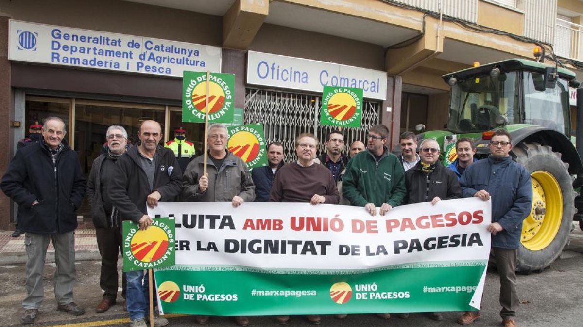 En Cervera, los manifestantes se reunieron frente a la oficina comarcal de Agricultura.