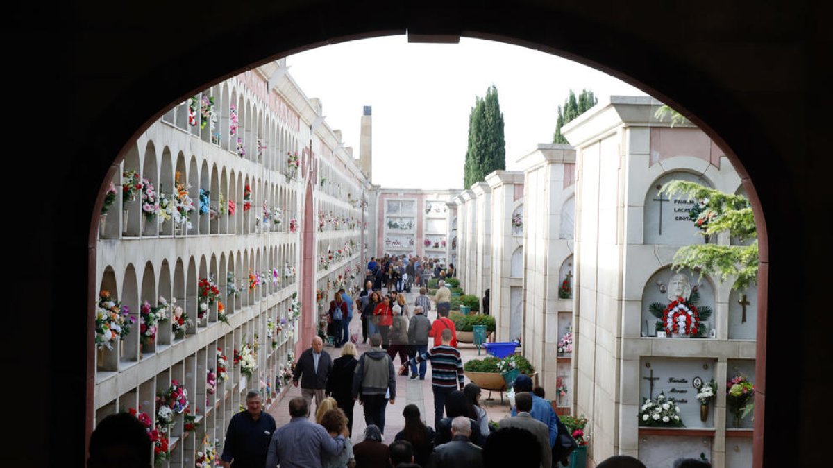 Imatges del cementiri de Lleida el dia de Tots Sants