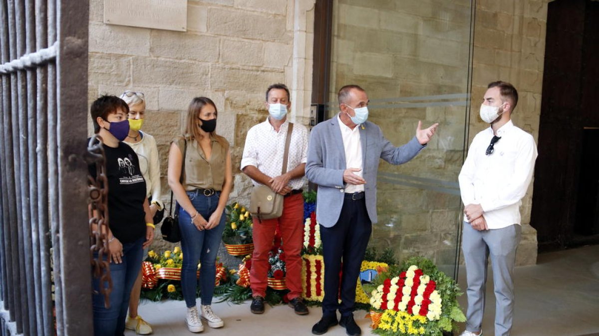 L'alcalde de Lleida, Miquel Pueyo, acompanyat de membres d'ERC, a l'ofrena floral al Roser