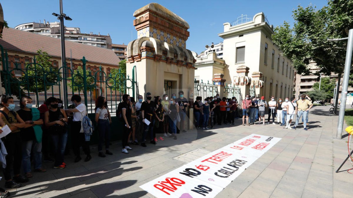 Més de seixanta persones es van concentrar a la plaça Esteve Cuito de Lleida per denunciar les vexacions i abusos sexuals a l'Aula de Teatre