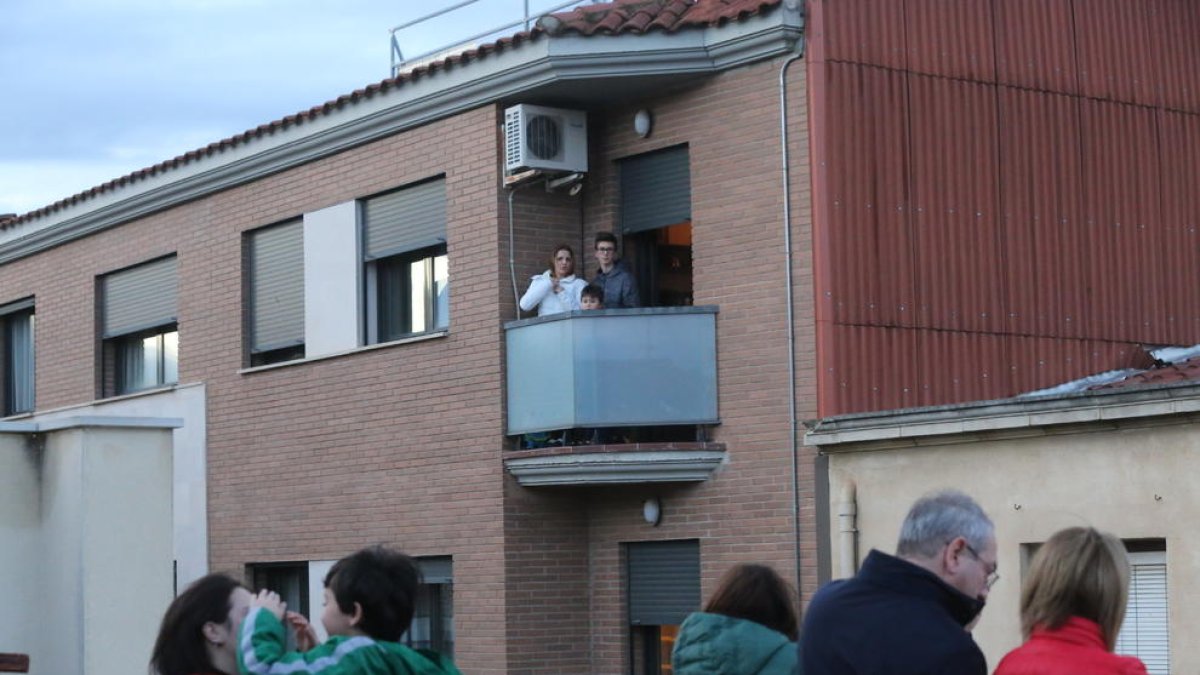 Veïns d’Aitona cantant havaneres des dels balcons ahir a la tarda.