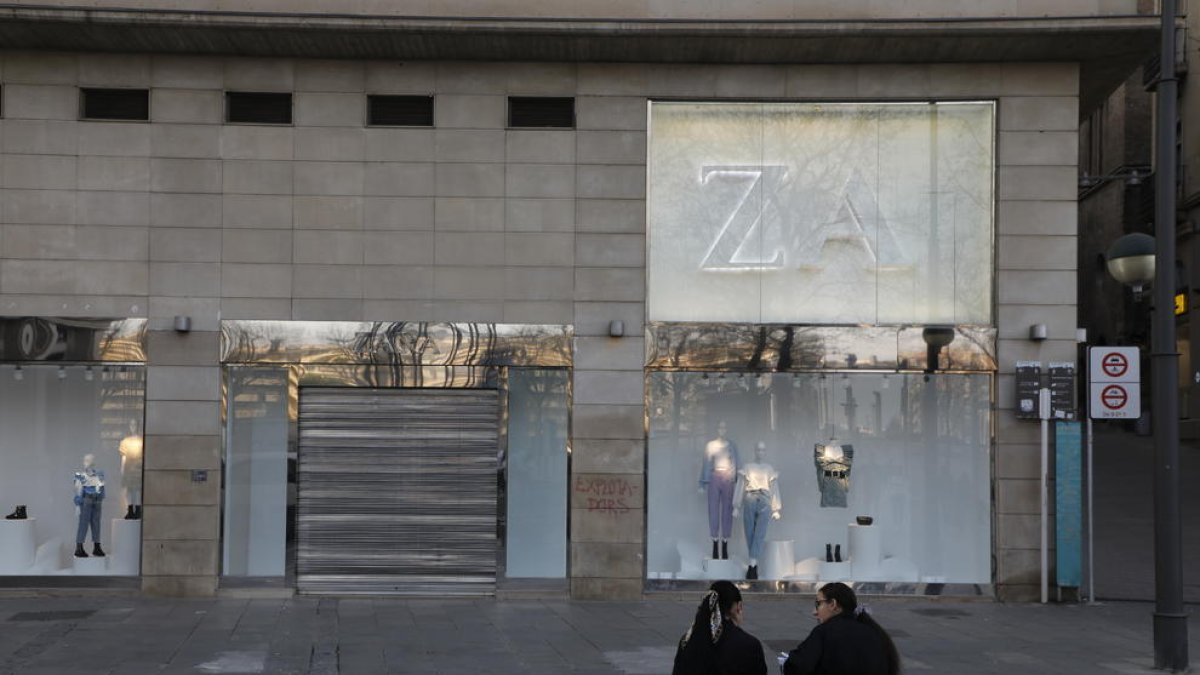 El Zara de l’Eix Comercial, tancat ahir a la tarda.