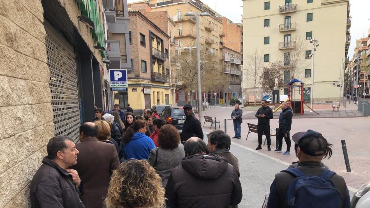 Cues per entrar en un supermercat al barri de Noguerola de Lleida, ahir.