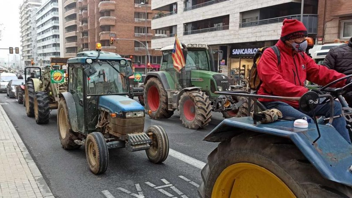 Una tractorada en Lleida en defensa de los agricultores.