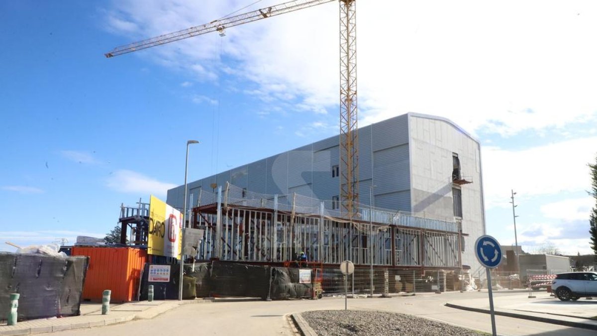 Las obras para construir un nuevo edificio para el hospital Arnau de Vilanova avanzan a buen ritmo. Está previsto que inicialmente acoja a los pacientes con coronavirus.