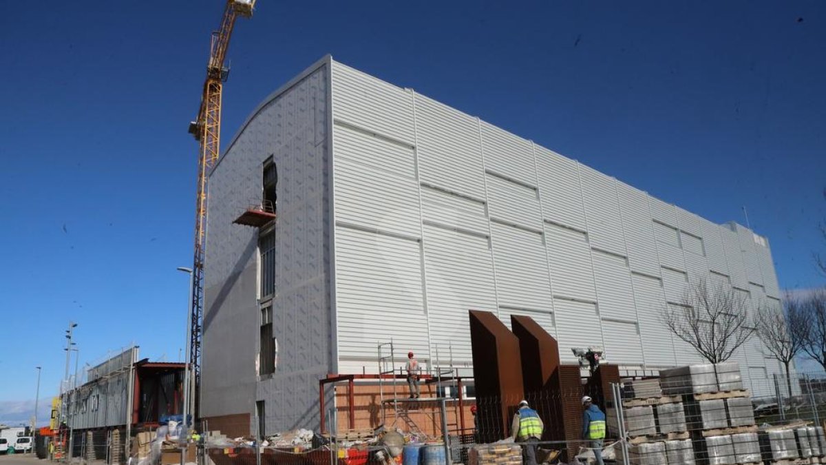 Las obras para construir un nuevo edificio para el hospital Arnau de Vilanova avanzan a buen ritmo. Está previsto que inicialmente acoja a los pacientes con coronavirus.