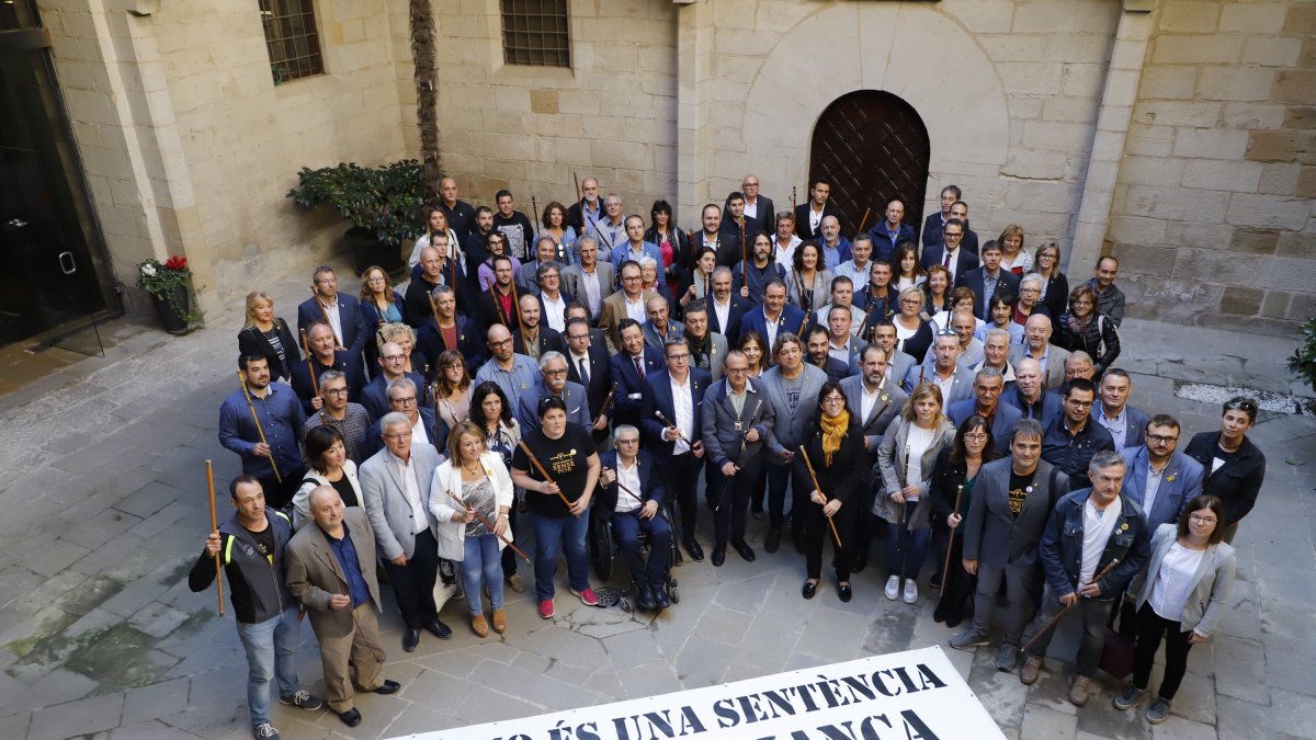 Alcaldes i regidors lleidatans aquest dimarts a l'Institut d'Estudis Ilerdencs després del ple de la Diputació de Lleida.