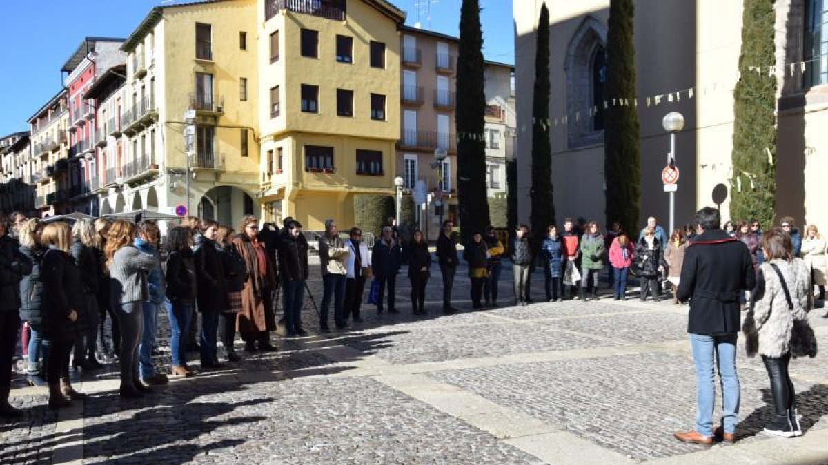 Unas 50 personas se han concentrado esta mañana en el ayuntamiento de la capital del Alt Urgell