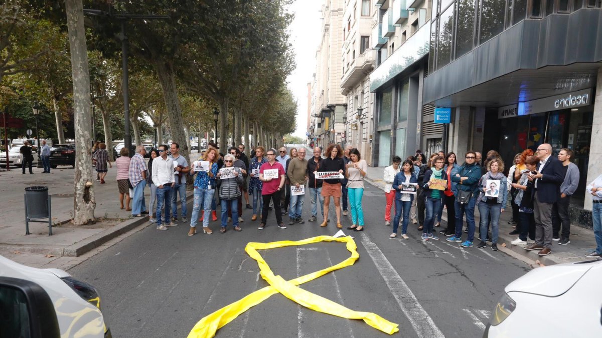 Una trentena de persones talla la rambla de Ferran de Lleida