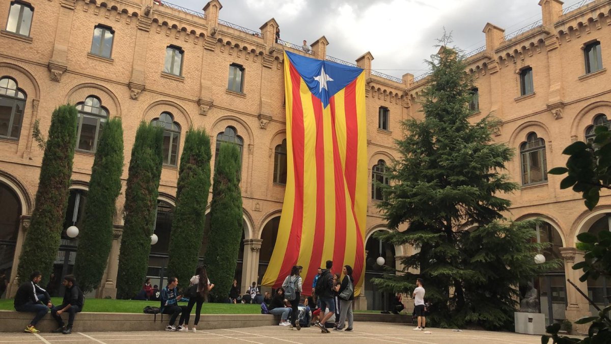 IMATGE | Pengen una estelada gegant a la Universitat de Lleida