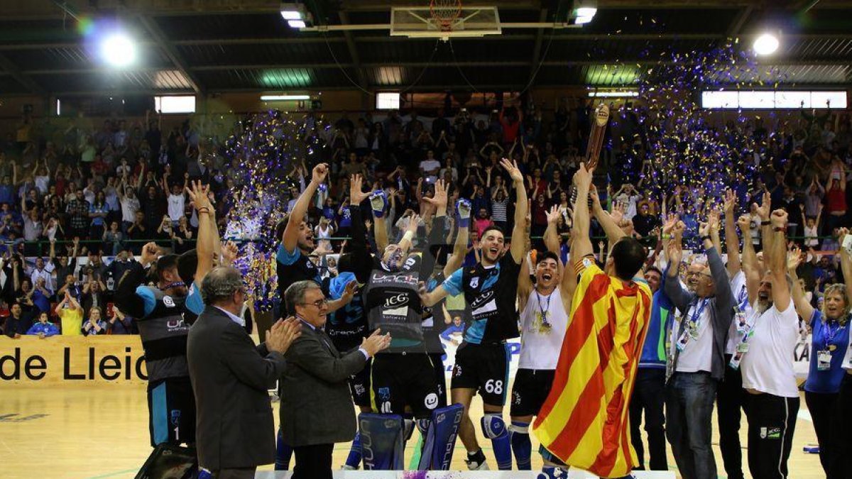 Imatges de la final de la Copa CERS i de la celebració dels campions