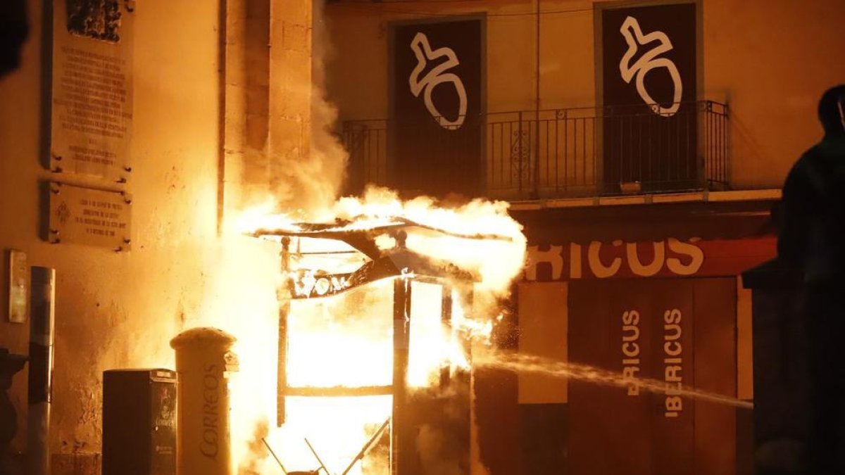 Radicales protagonizan disturbios en el centro de Lleida después de la manifestación pacífica de la huelga general.