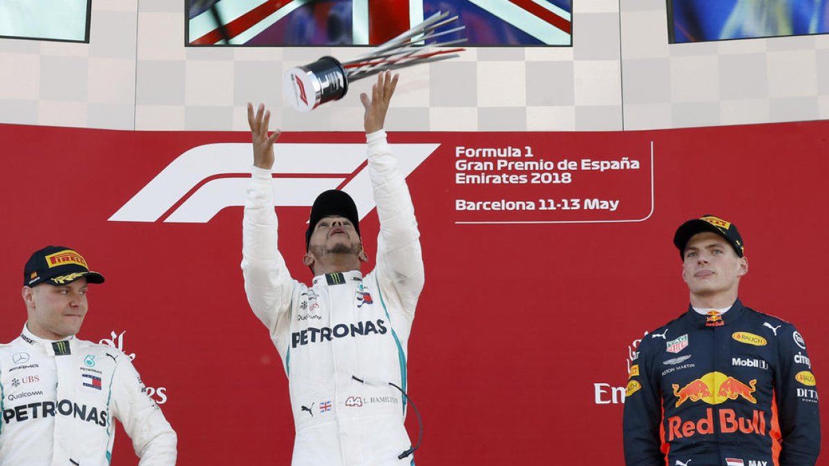 Lewis Hamilton (Mercedes) celebra al podi la victòria al Gran Premi d’Espanya amb el trofeu.
