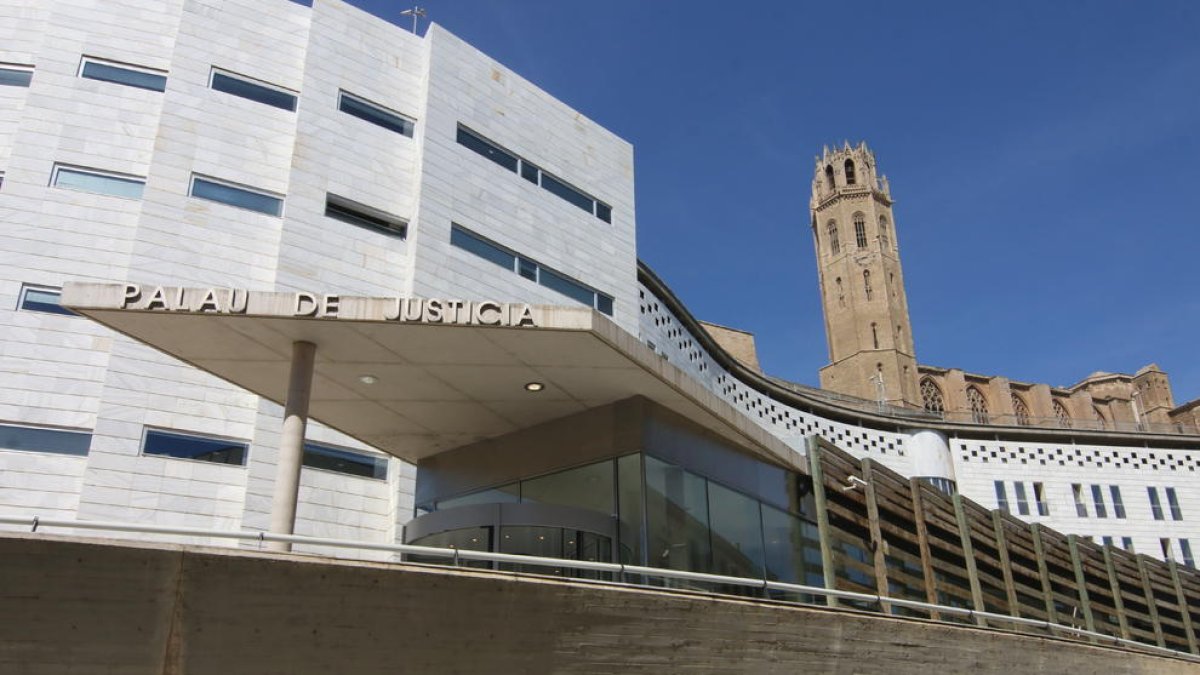 Vista general de l’entrada de l’Audiència de Lleida, als jutjats del Canyeret.