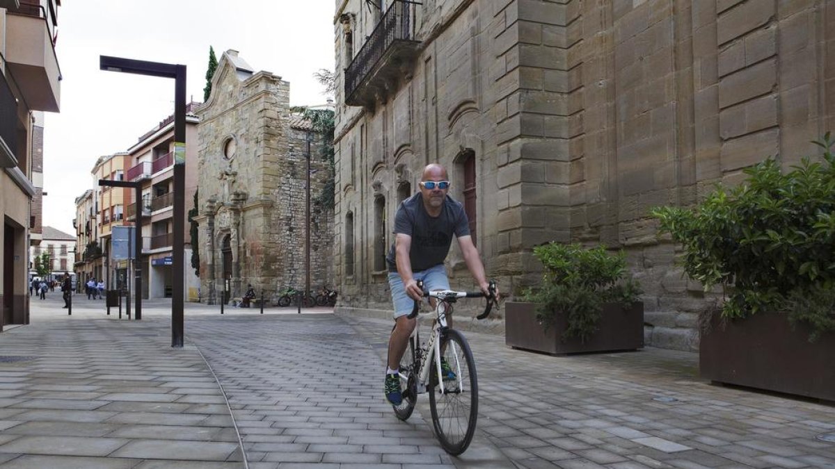 Imagen de un ciclista por el centro de Cervera.