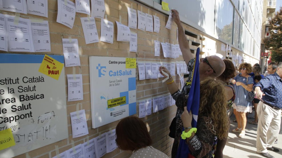 Les paperetes de vot del referèndum van omplir ahir la paret del CAP de Cappont, on els CDR també van instal·lar una placa ‘rebatejant’ la plaça 1 d’octubre.