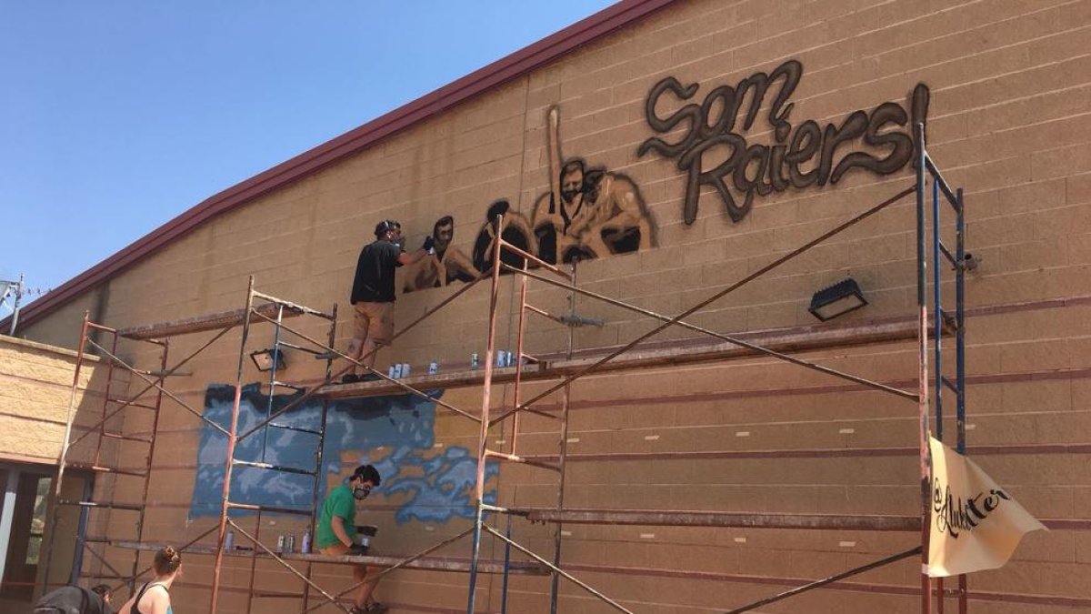 Imatge dels treballs per pintar el mural commemoratiu dels 40 anys dels Raiers de la Pobla.