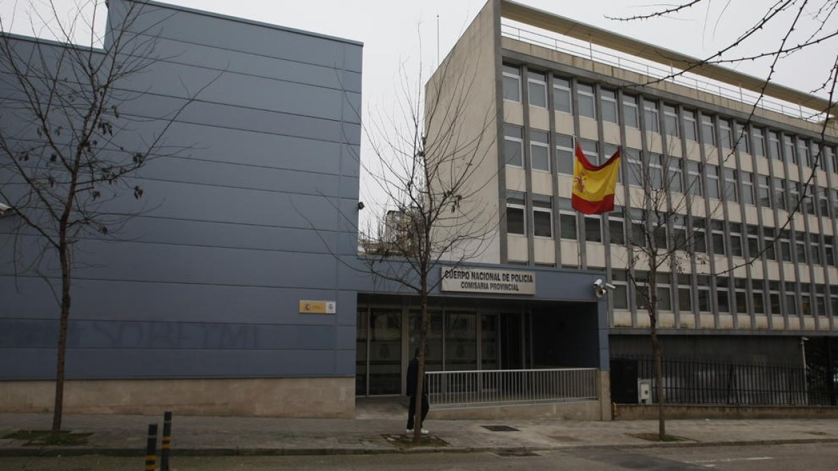 Imatge de la comissaria de Policia Nacional de Lleida, on es va detenir l’acusat l’octubre passat.