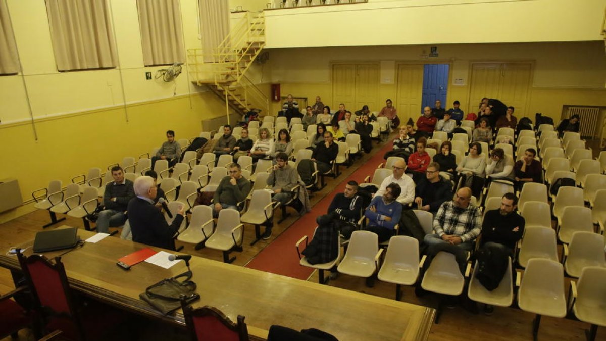 Al voltant de mig centenar de pares van assistir ahir a l’assemblea del FiF al Màrius Torres.