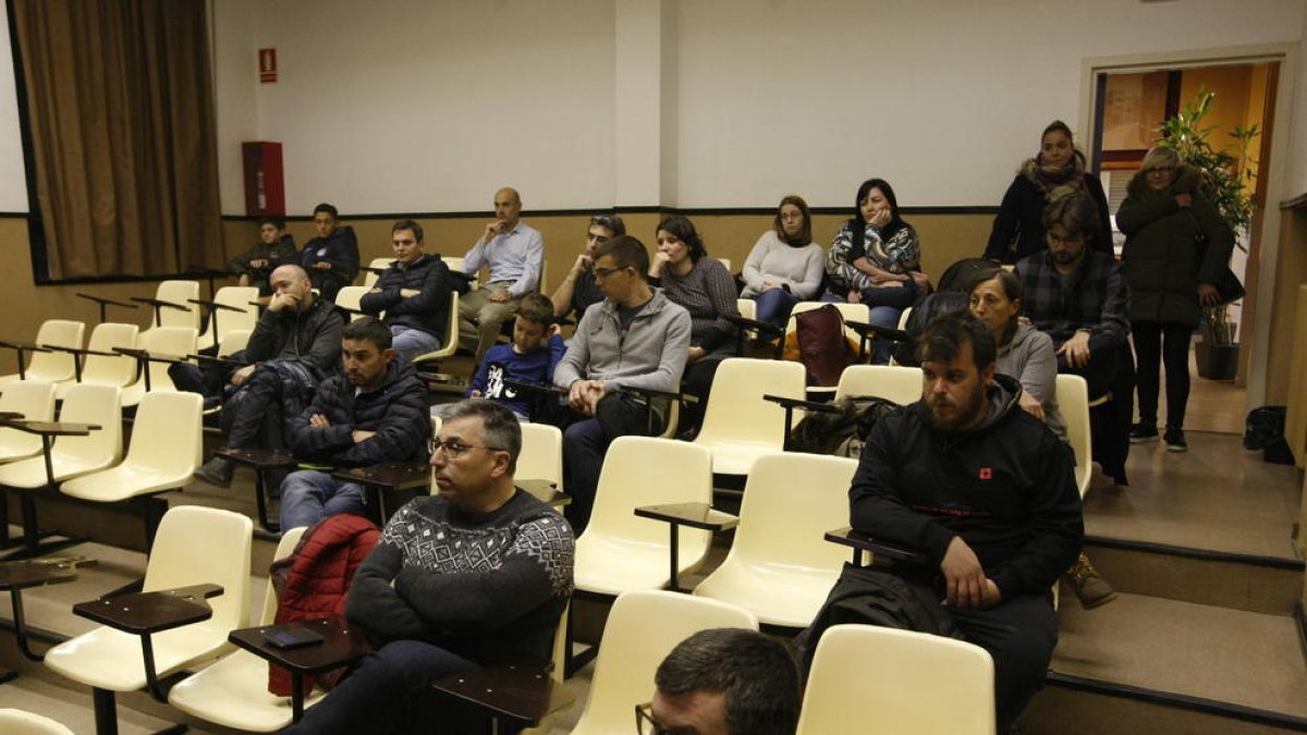 Un grupo de padres en el inicio de la reunión del FiF celebrada ayer en el Màrius Torres. 