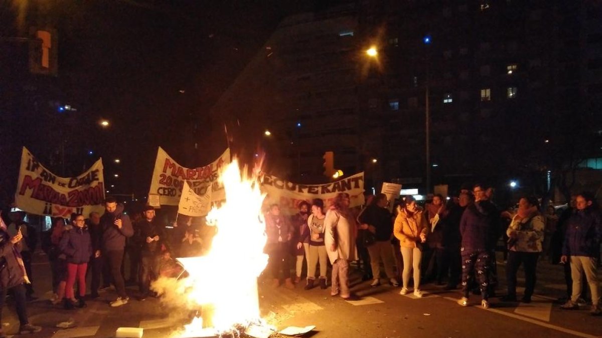 Los manifestantes encendieron una hoguera en pleno Passeig de Ronda.