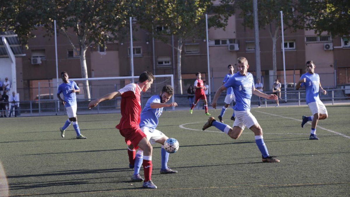 Pau Sánchez protegeix la pilota davant de la pressió d’un jugador del Vista Alegre.