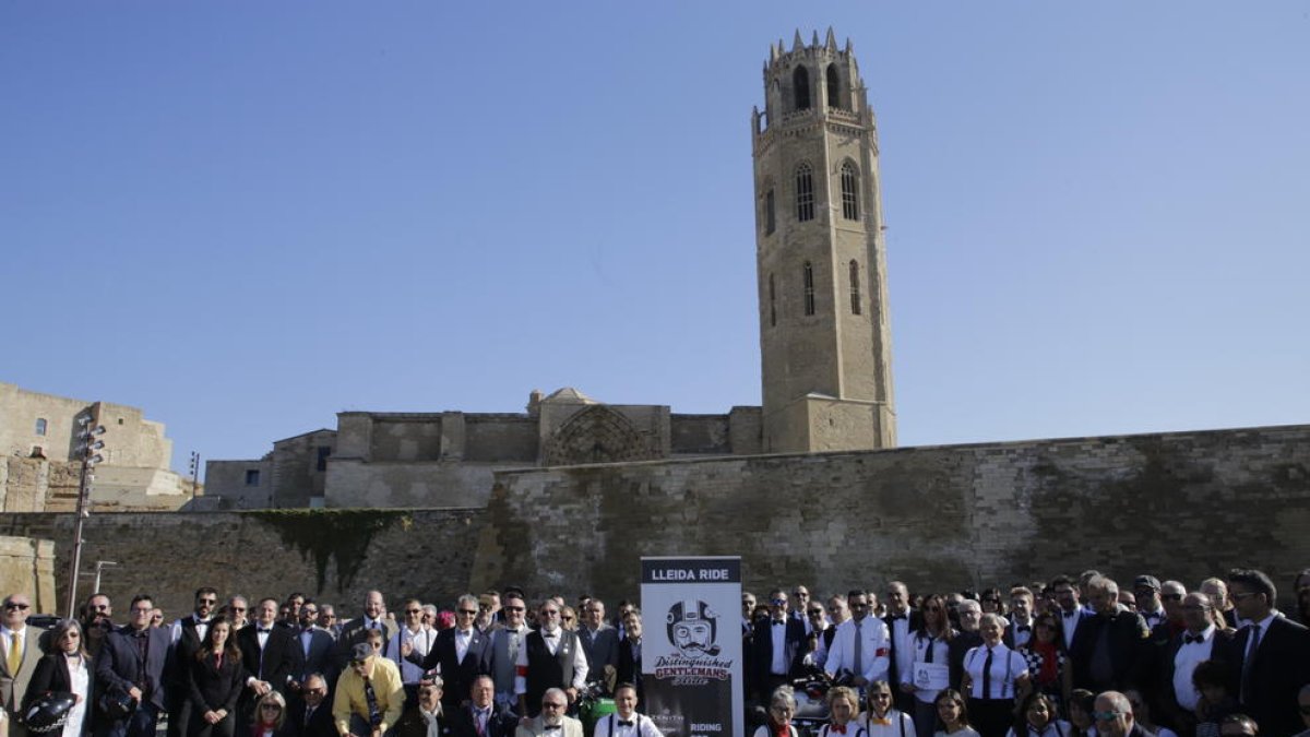 Fotografía de familia de los participantes en la iniciativa momentos antes de partir desde la Seu Vella.