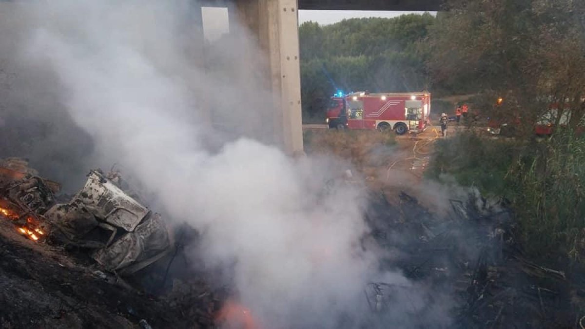 El camión se incendió tras caer por un puente de la N-II en Fraga. 