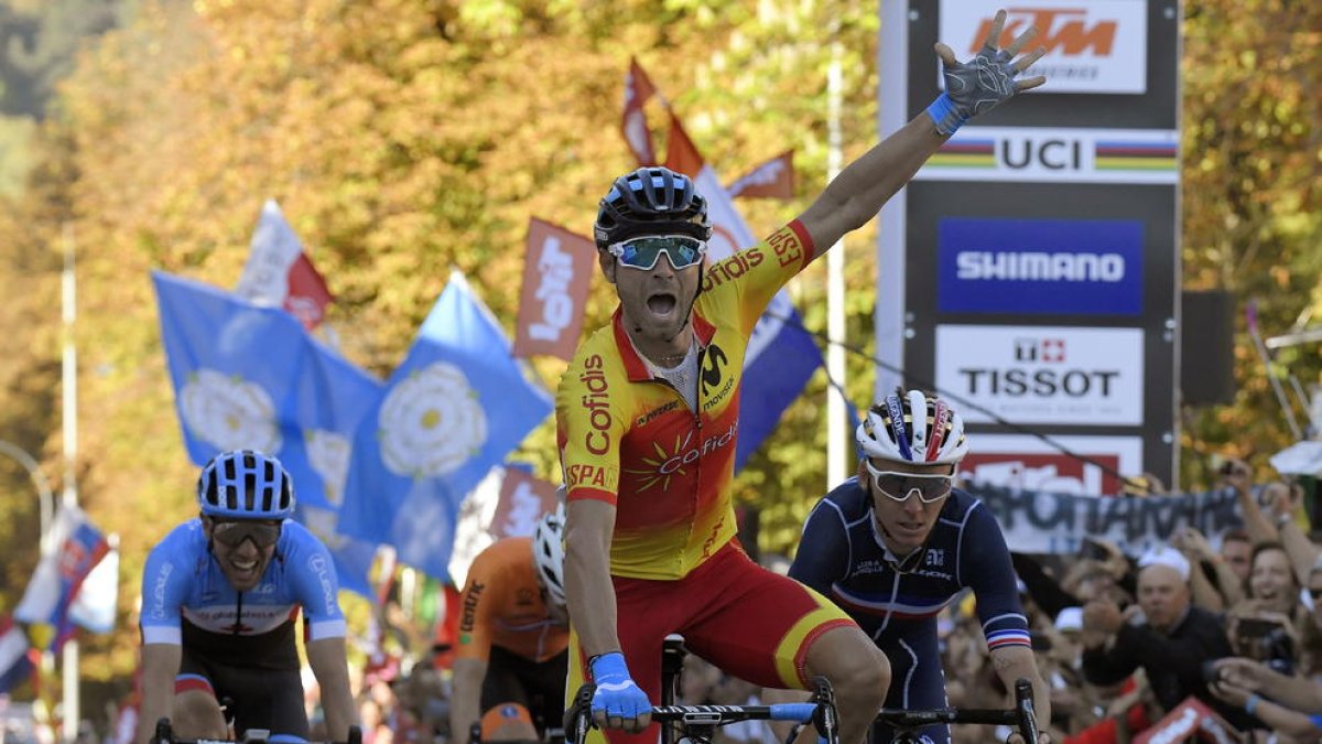 El ciclista murciano, eufórico en el momento de cruzar como ganador la meta en Innsbruck.